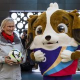 Madeleine Boll en photo avec la mascotte de l'Euro féminin 2025, baptisée Maddli en son honneur